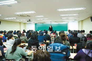 2012학년도 대학 편입학 시험에서 좋은 결과를 얻기 위해서는 목표대학의 출제경향을 파악해 전략적 학습을 할 필요가 있다.  사진제공 위드유편입학원