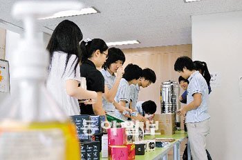 서울 하나고 동아리 ‘소셜 밸류’는 공정무역을 실천한다. 사진은 이들이 공정무역 제품인 커피를 판매하는 모습.