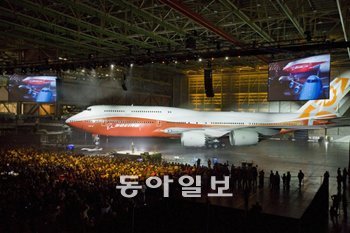 전 세계 기자 등 1만여 명 참석 ‘축제의 장’ 13일 미국 보잉사의 최대 공장인 시애틀 인근 에버렛 공장에서 열린 747-8 인터콘티넨털 공개행사에는 1만여 명의 직원이 가족과 함께 참여해 한바탕 축제를 벌였다. 사진 제공 보잉