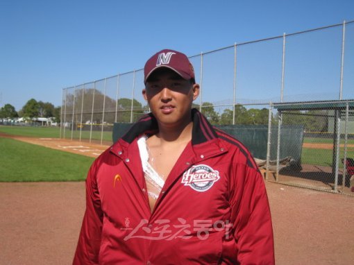 14일 자체청백전 150km 괴력투 선보인뒤 아이싱하는 김영민.