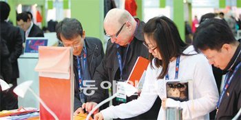 최근 대구 북구 산격동 한국패션센터에서 열린 2011 대구국섬유박람회 설명회에서 관람객들이 섬유 제품을 살펴보고 있다. 사진 제공 대구국제섬유박람회 사무국