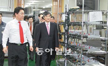 대구대 홍덕률 총장(오른쪽)이 ‘가족회사’가 된 경북 경산시 아진산업㈜을 방문해 서중
호 대표(왼쪽)와 생산현장을 살펴보고 있다. 사진 제공 대구대