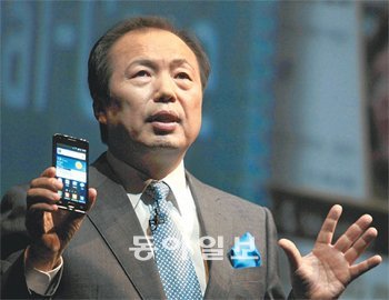 삼성전자의 새 스마트폰 ‘갤럭시SⅡ’가 스페인 바르셀로나에서 열린 ‘삼성전자 글로벌 모바일 언팩’ 행사를 통해 처음으로 공개됐다. 모바일월드콩그레스(MWC)를 하루 앞두고 열린 이 행사에서 신종균 삼성전자 사장이 갤럭시SⅡ를 소개하고 있다. 사진 제공 삼성전자