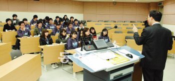 10일 대전 유성구 KAIST에서 열린 ‘즐거운 대학생활’ 첫 수업. 이 수업은 신입생의 학교 부적응을 막기 위해 마련됐다. 사진 제공 KAIST