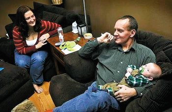 에이미 앤더슨 씨(왼쪽)와 론 스패니어 씨는 3개월전 아이를 낳았지만 아직 결혼은 하지 않았다. 세인트클라우드 미네소타 뉴스 홈페이지