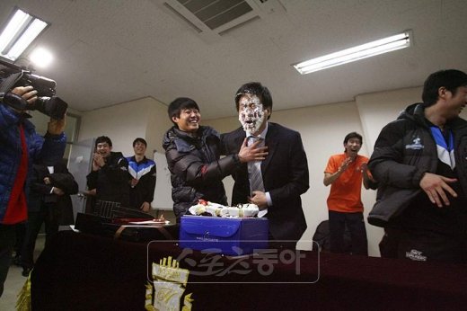 현대캐피탈 김호철(오른쪽) 감독이 15일 열린 KEPCO45와의 경기 직후 라커룸에서 얼굴에 케익을 뒤집어 쓴 채 생일 축하를 받고 있다.