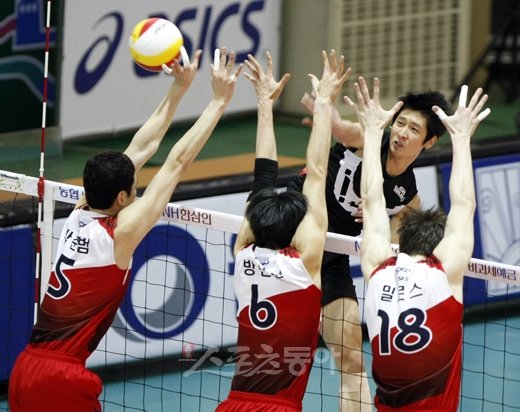 문성민 “막을테면 막아봐!”현대캐피탈 문성민(오른쪽 위)이 15일 열린 KEPCO45와의 경기에서 3명의 블로킹을 상대로 강스파이크를 날리고 있다.
