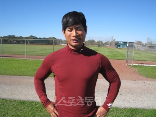 ‘몸짱’ 송지만의 언더셔츠는 늘 팽팽하게 늘어나 있다. 잘빠진 몸매로 둘째가라면 서러운 팀 후배 김민우도 부러워할 정도다. 세인트피터스버그(미 플로리다주) | 전영희 기자 setupman@donga.com