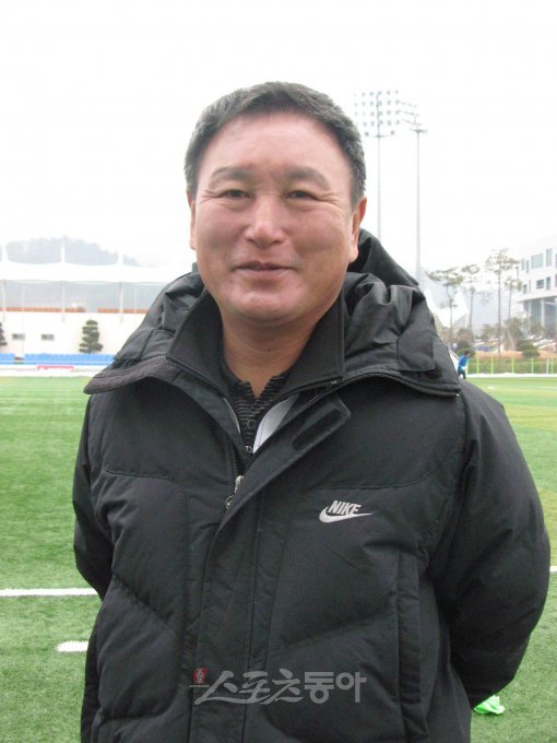 인천 유나이티드 허정무 감독이 16일 전지훈련지 목포 축구센터에서 새 시즌 각오를 밝히고 있다.