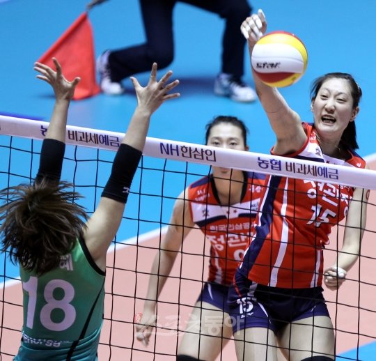 인삼공사 김세영(오른쪽)이 16일 서울 장충체육관에서 열린 프로배구 여자부 GS칼텍스와의 경기에서 상대 블로커를 피해 공격을 시도하고 있다.