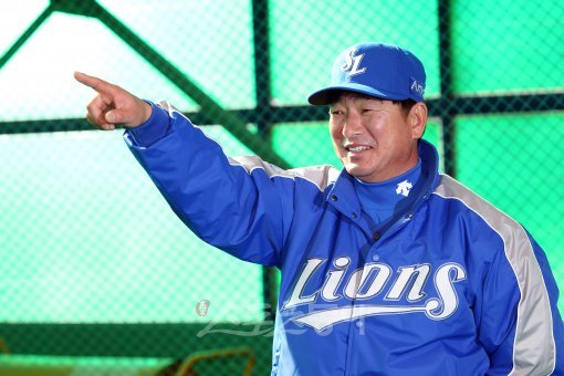 삼성의 제13대 사령탑 류중일 감독 주위에는 늘 웃음꽃이 떠나지 않는다. 형님처럼 부드러운 리더십으로 팀을 이끌고 있는 그는 “실은 감독이 되자마자 10일 동안 5kg이 빠졌다”며 껄껄 웃었다. 스포츠동아DB