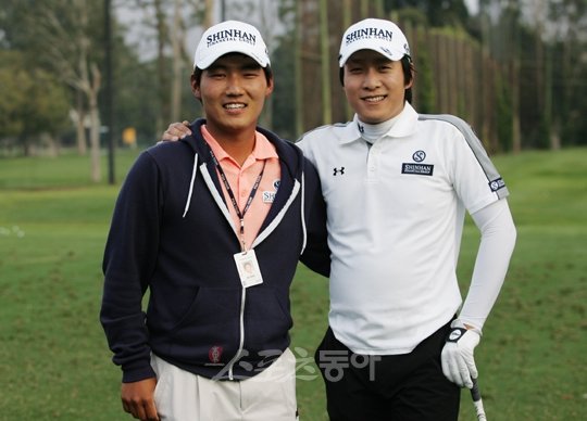 미 PGA 투어 노던 트러스트오픈을 앞두고 초청선수로 참가한 김경태(사진 오른쪽)를 격려하기 위해 강성훈이 연습장을 찾아 기념촬영을 했다. 두 사람은 2006 도하아시안게임 때 한국대표로 활약해 금메달을 딴 선후배다.