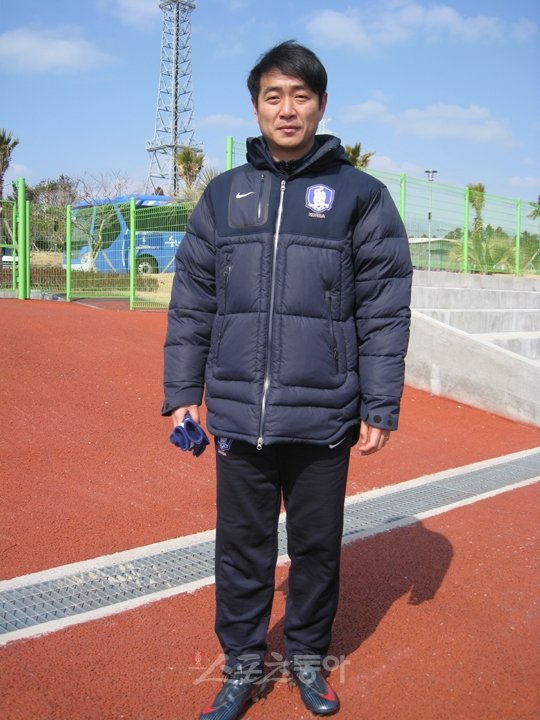 여자대표팀 최인철 감독이 2012런던올림픽 출전권 획득을 자신했다. 3월 싸이프러스 컵에서 유럽과 북중미 강호들을 상대로 실전 경험을 쌓을 계획이다. 최 감독이 서귀포 공천포 운동장에서 훈련을 마친 뒤 포즈를 취하고 있다.