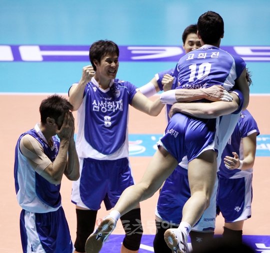 삼성화재 “이렇게 기쁠수가…”삼성화재 고희진(10번)이 16일 우리캐피탈과의 프로배구 남자부 4라운드 경기 3세트에서 승리를 확정짓는 서브에이스를 성공한 뒤 동료들과 얼싸안으며 기뻐하고 있다.