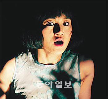 ‘맥베스’에서 맥베스 부인 역을 맡은 김소희 씨. 연희단거리패 제공