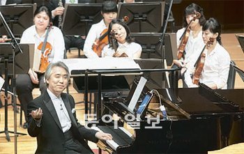 서울 예술의전당 토요콘서트를 진행하는 김대진 한국예술종합학교 교수(피아노 앞에 앉은 사람)는 차분하면서도 친절한 해설가이자 지휘자, 때로는 피아니스트로 1인 3역을 맡고 있다. 예술의전당 제공