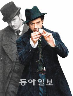 21세기에도 셜록 홈스는 건재하다. 2009년개봉한 영화 ‘셜록 홈즈’에는 근육질 홈스(로버트 다우니 주니어·오른쪽)와 과감한 왓슨(주드 로)이 등장한다.워너브러더스코리아 제공
