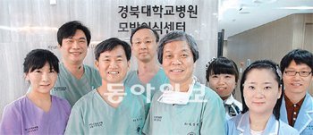 대구 도심 건물에 개원 한 달을 맞은 경북대병원 모발이식센터의 김정철 센터장(가운데)
과 직원들. 이권효 기자 boriam@donga.com
