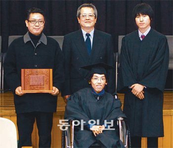 15일 계명대 공과대학을 수석 졸업한 고강민 씨가 아버지 고경
환 씨, 배석천 공과대학장, 곽준형 씨(뒷줄 왼쪽부터)와 함께
기념사진을 찍고 있다. 계명대 제공