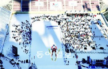 ‘평창이여 날자꾸나’ 2018평창겨울올림픽의 주무대가 될 알펜시아리조트의 스키점프대에서 한 선수가 비행을 하고 있다. 사진제공 강원도개발공사