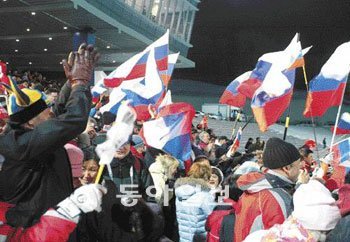 올림픽은 수십만 명의 외국인 관광객을 끌어들여 막대한 관광수입 효과를 거둔다. 2008년 2월 알펜시아에서 열린 바이애슬론월드컵대회에서 외국인 응원단이 자국 선수들을 응원하고 있다.