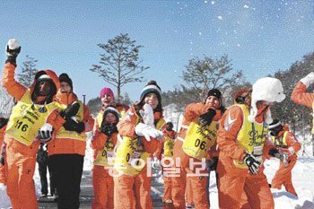 2011드림프로그램에 참가한 해외 청소년들이 15일 평창 알펜시아리조트에서 눈장난을 하며 즐거운 시간을 보내고 있다. 드림프로그램은 강원도가 겨울스포츠를 접하기 힘든 해외 청소년들을 초청해 체험할 수 있도록 한 꿈나무 프로젝트다.