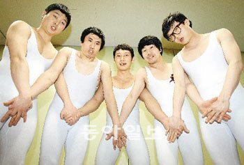 ‘발레리NO’ 팀 멤버들은 “쫄쫄이 발레복을 입고 무대에서 내려올 때 아동 프로그램 녹화를 끝낸 아이들을 만났는데 한 어머니가 아이 눈을 조용히 가리고는 ‘정말 재미있게 보고 있다’고 말했다”며 웃었다. 왼쪽부터 김장군 정태호 이승윤 양선일 박성광. 국경원 기자 onecut@donga.com