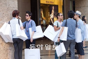 지난해 7월 코오롱 ‘커스텀멜로우’의 대학생 홍보 마케터들이 이 브랜드 쇼핑백을 들고
서울 중구 명동 거리를 활보하고 있다. 코오롱 패션부문 제공