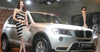 BMW코리아는 17일 서울 강남구 청담동 BMW 뉴 X3 특별전시관에서 사륜구동 스포츠유
틸리티차량(SUV)인 ‘뉴 X3’를 선보이고 판매를 시작했다. 박영대 기자 sannae@donga.com