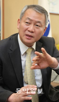 안양옥 한국교총 회장은 진보 교육감들의 능동적인 면은 좋지만 그들이 만든 이슈는 교육의 본질과는 거리가 멀다고 비판했다. 이종승 기자 urisesang@donga.com