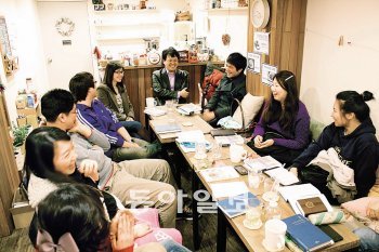 동네작은교회 김종일 목사(가운데)와 신자들이 서울 서초구 방배동 아지트 ‘사과나무’에서 이야기를 나누고 있다. 동네작은교회 제공