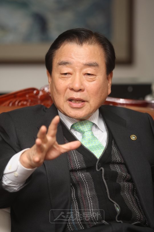 올해로 창립 20주년을 맞은 국민생활체육회의 이강두 회장은 2011년을 ‘스포츠강국’에서 ‘스포츠선진국’으로 도약하는 원년으로 삼을 것이라고 말했다.