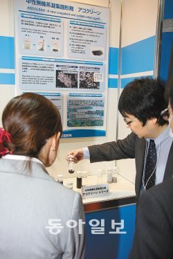 2011 나노테크 전시회에서 일본 메이덴사 직원(오른쪽)이 관람객에게 자사가 개발한 수질 정화용 다공성 나노 물질을 설명하고 있다. 고호관 동아사이언스 기자 karidasa@donga.com