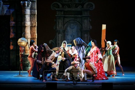 120억원의 제작비를 들인 초대형 뮤지컬 야심작 ‘미션’은 2일 세종문화회관 대극장 무대에 올랐지만 배우들의 조악한 가창력과 엉성한 극 구성으로 팬들로부터 뭇매를 맞고 리콜(재관람)을 시행했다.