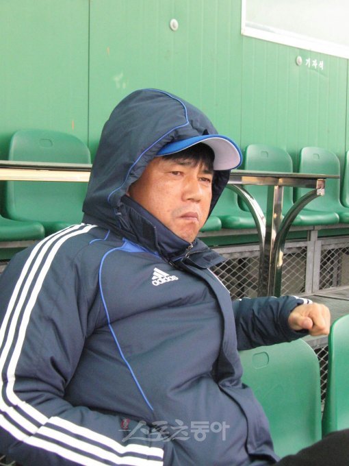 수원삼성 윤성효 감독이 남해스포츠파크 주 경기장에서 가진 명지대와의 연습경기 장면을 지켜보고 있다.