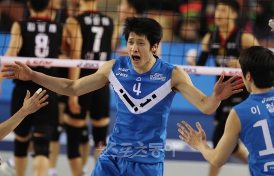 17일 천안 유관순체육관에서 열린 현대캐피탈과 상무신협의 경기에서 현대캐피탈 문성민이 득점에 성공한 뒤 환호하고 있다.