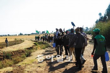 에티오피아 수도 아디스아바바에서 승용차로 4시간 거리에 있는 한도데 마을에서 저수지를 개발하기 위해 마을 주민들이 이동하고 있다. 이곳에는 경북도 새마을운동봉사단 6명이 파견돼 활동 중이다. 경북도 제공