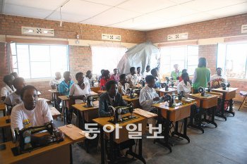 르완다 수도 키갈리에서 승용차로 30여 분 거리에 있는 키가라마 마을에서 재봉틀을 사용하는 방법을 교육하고 있다. 경북도 제공