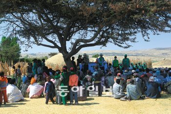 에티오피아 수도 아디스아바바에서 승용차로 4시간 거리 데베소 마을에서 새마을운동 정신과 다음 사업에 대해 교육을 하고 있다. 경북도 제공