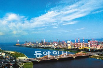 낙동강 지류인 포항 형산강 옆에 들어선 포스코 포항제철소. 영일만의 작은 어촌이 초일류 글로벌 기업으로 성장했다.