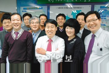 경북도 낙동강살리기사업단 민병조 단장(앞줄 왼쪽에서 두번째)과 직원들. 모두 낙동강 전문가이다.