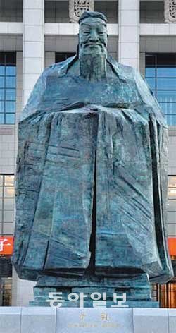 중국 베이징 톈안먼 광장 옆 국가박물관 앞마당에 세워진 공자상. 공자는 문화혁명 당시 비판의 대상이 됐지만 최근 중국 문화의 상징으로 화려하게 부활하고 있다. 동아일보DB