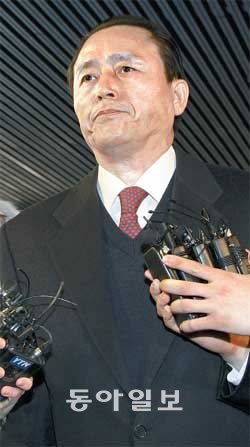 대우건설 서종욱 사장에게서 거액의 백화점 상품권을 받고 특혜를 준 혐의를 받고 있는
장수만 방위사업청장이 18일 오전 검찰 조사를 받기 위해 굳은 표정으로 서울동부지검
에 들어서고 있다. 양회성 기자 yohan@donga.com