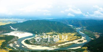 낙동강을 끼고 600년을 면면히 이어오는 경북 안동 하회마을(세계문화유산). 경북 문화의 자부심이다.