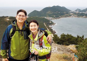 올레 코스에서 만나 결혼까지 이어진 박일권, 유근선 씨. 사진은 제주시 추자도 올레코스를 걸을 때 모습. 박일권 씨 제공