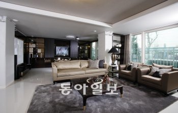 한진중공업의 ‘광명 해모로 이연’ 141m² 거실. 방쪽의 가변형 벽체를 없애 공간을 넓게 연출했다. 한진중공업 제공