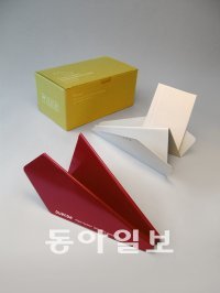 종이비행기 모양의 메모꽂이는 지루한 사무실에 생기를 불어넣어 준다.