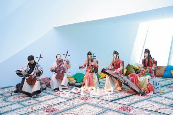 아트사이언스 박물관 2층에 위치한 칭기즈칸 전시장에서는 몽골전통복장을 입고 전통악기를 연주하는 악사 5명의 모습을 볼 수 있다.