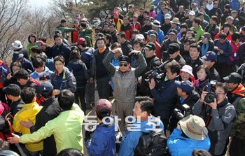 20일 청와대 출입기자단과 북악산 산행에 나선 이명박 대통령(가운데)이 산 정상에서 만난 시민들을 향해 하트를 만들어 보이고 있다. 김동주 기자 zoo@donga.com