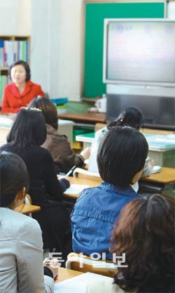 교사의 성향이나 평가기준에 대해 파악하려면 교사와의 효과적인 커뮤니케이션이 필요하다. 사진은 서울의 한 초등학교에서 열린 학부모 총회 모습. 동아일보DB